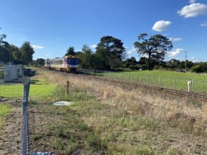 V/Line Sprinter carefully avoids the Mornington Line (foreground) leaving Baxter [2023]