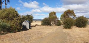 Shelter after crossing Inglewood Rd